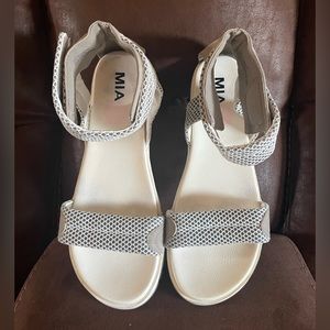 Mia, white/gray, platform sandals. Excellent condition